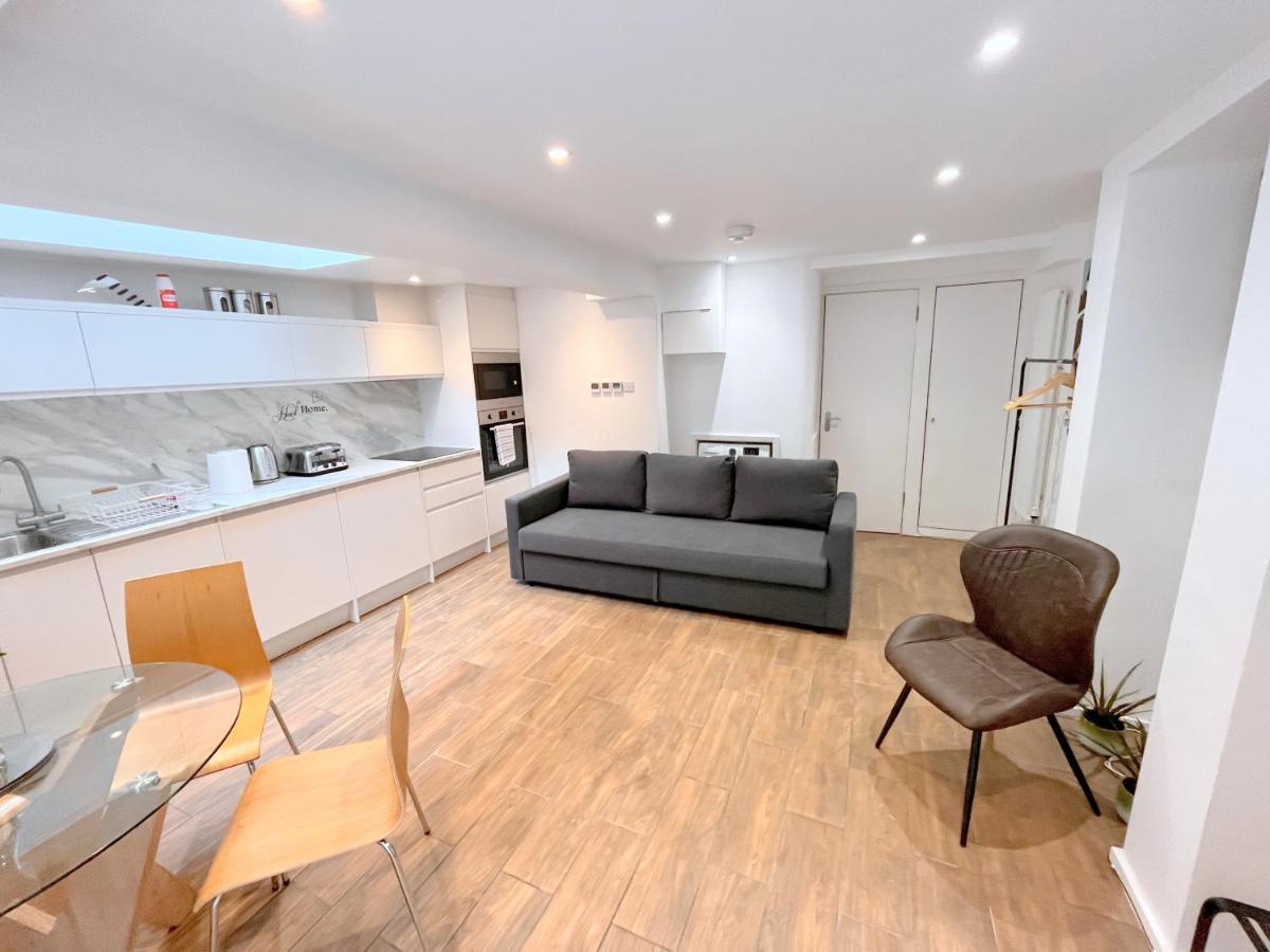 Two Bedroom Flat With Private Patio In Battersea London Exterior photo